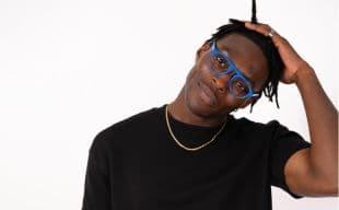 Persona usando gafas Ambr Eyewear