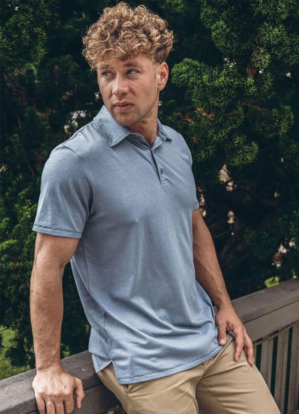 Person im Hemd stehend