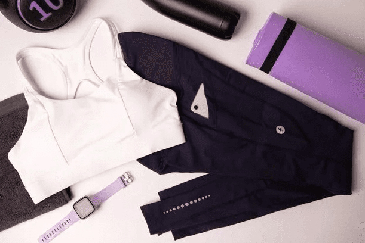 Una gama de ropa de ocio Powercut extendida en el suelo