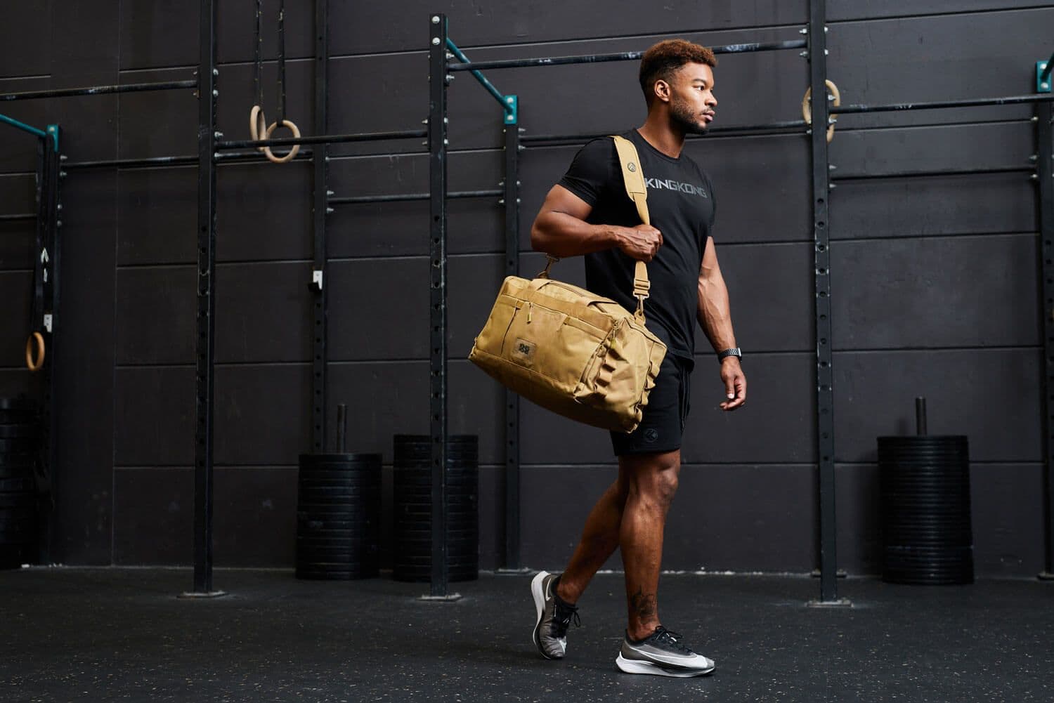 Persona con bolsa de gimnasio