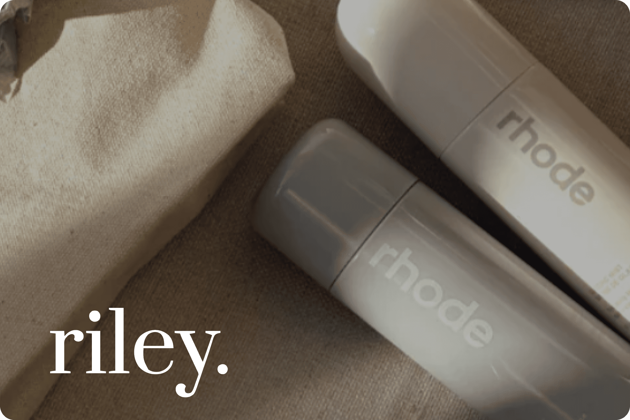 Múltiples productos de Riley sobre un fondo azul claro