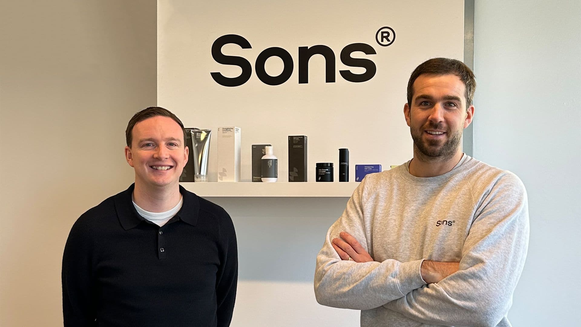 De twee oprichters van Sons voor het Sons-logo en het productschap