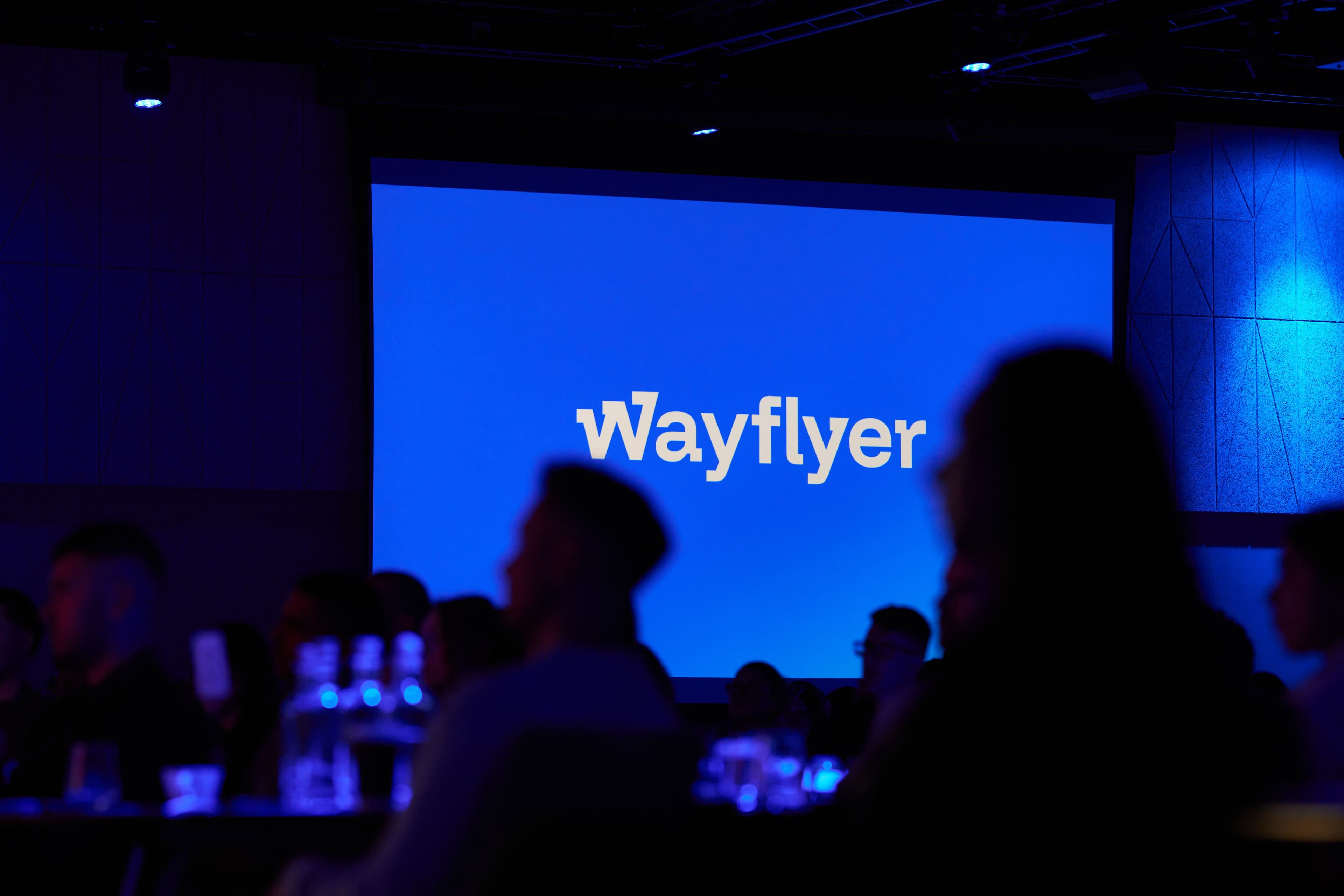 Wayflyer-Logo auf einer Konferenz