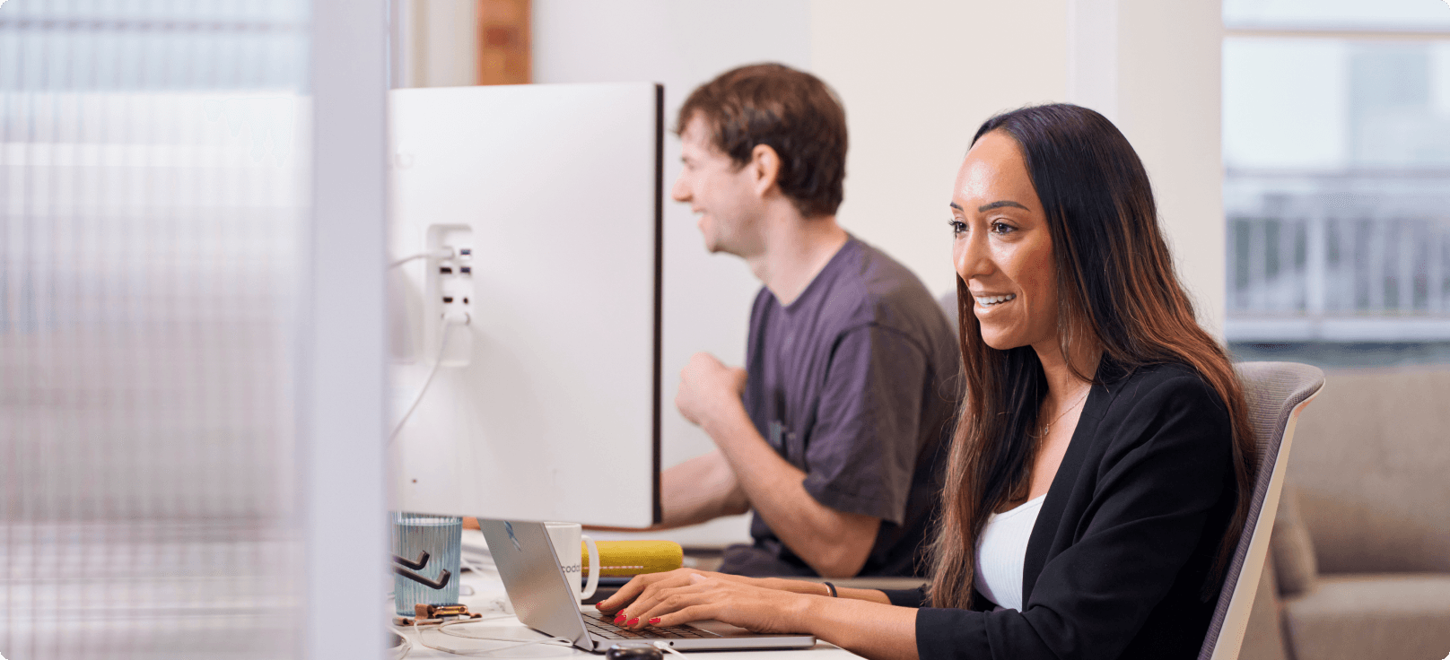 teamgenoten aan hun bureau